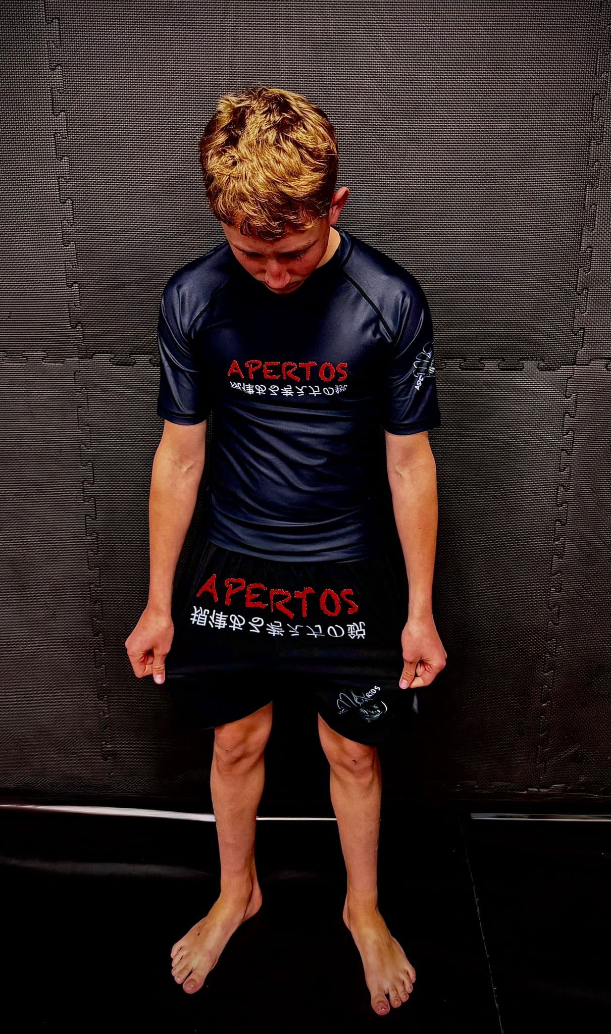 Athlete wearing the Apertos no-gi set